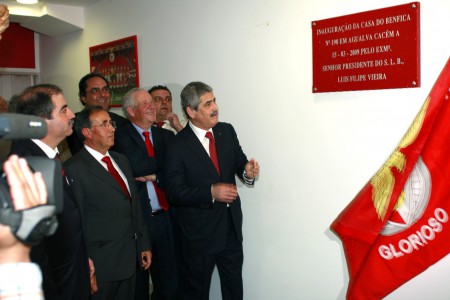 Luís Filipe Vieira retira a bandeira que cobre a placa evocativa da inauguração da CBAC 