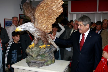 LFV afaga a águia de pedra